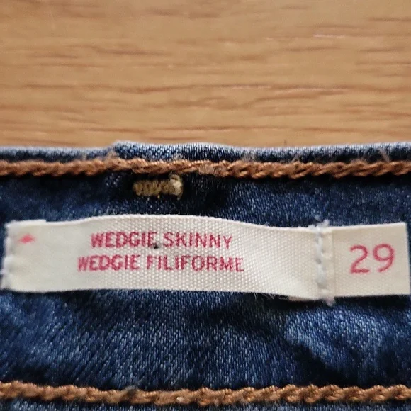 Levi's NWT - Wedgie Skinny Jeans - Medium Wash - 29" x 27" - Picture 3 of 8